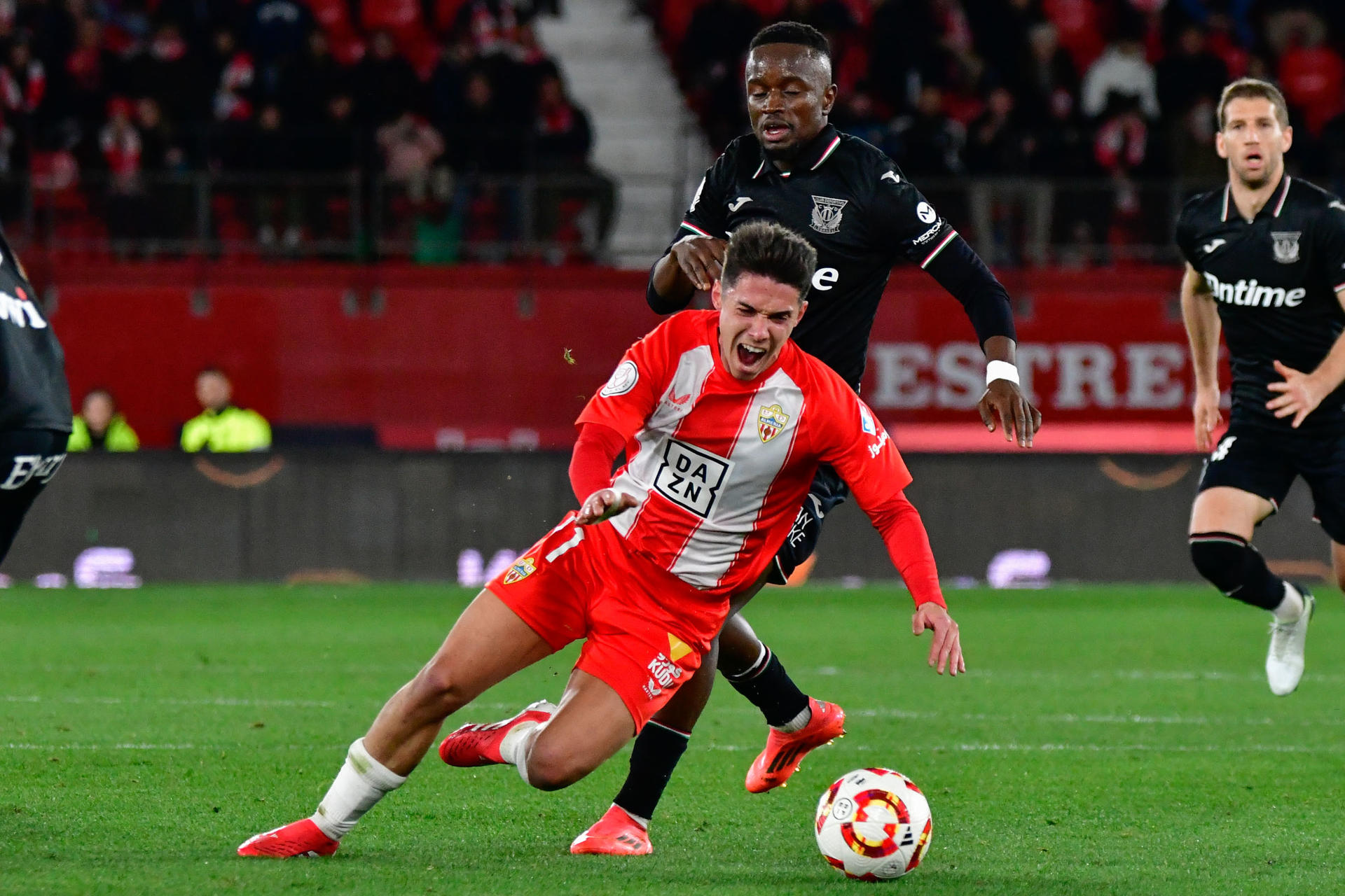 El centrocampista del Almería Sergio Arribas (abajo) cae ante Seydouba Cissé, del Leganés, durante el partido de octavos de final de la Copa del Rey que UD Almería y CD Leganés disputaron en el Power Horse Stadium. EFE/ Carlos Barba
