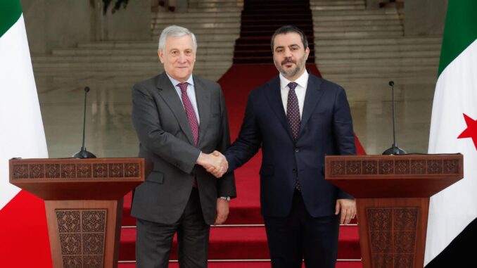 El ministro de Asuntos Exteriores de Siria, Asaad al Shaibani (d), y el ministro de Asuntos Exteriores de Italia, Antonio Tajani (i), se dan la mano durante una conferencia de prensa conjunta en Damasco, el 10 de enero de 2025. EFE/EPA/GIUSEPPE LAMI
