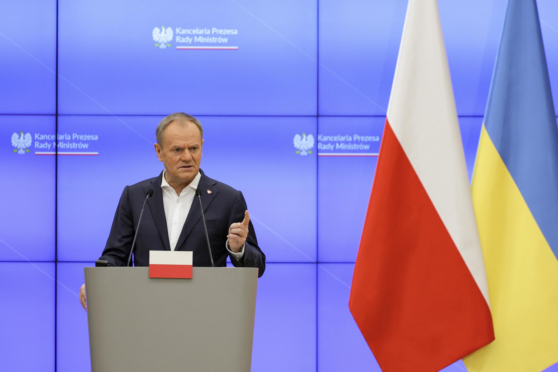 El Primer Ministro polaco Donald Tusk gesticula mientras habla durante una conferencia de prensa conjunta con el presidente ucraniano Volodymyr Zelensky (no aparece en la imagen) tras su reunión en la oficina del primer ministro en Varsovia, Polonia, el 15 de enero de 2025. Su reunión tiene lugar al comienzo de la presidencia polaca del Consejo de la UE, 'un momento importante para Ucrania y Polonia', dijo Tusk. (Zelenski, Polonia, Ucrania, Varsovia) EFE/EPA/PAWEL SUPERNAK POLONIA FUERA
