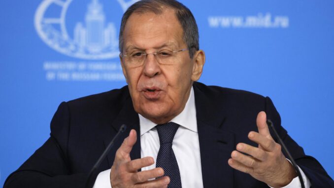 El ministro de Asuntos Exteriores ruso, Serguéi Lavrov, habla durante su conferencia de prensa anual en Moscú, el 14 de enero de 2025. EFE/EPA/YURI KOCHETKOV
