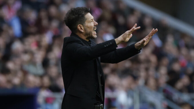 El entrenador del Atlético de Madrid, el argentino Diego Simeone, durante el partido de LaLiga entre el Atlético de Madrid y el Osasuna, este domingo en el Riyadh Air Metropolitano de Madrid.EFE/ Juanjo Martín
