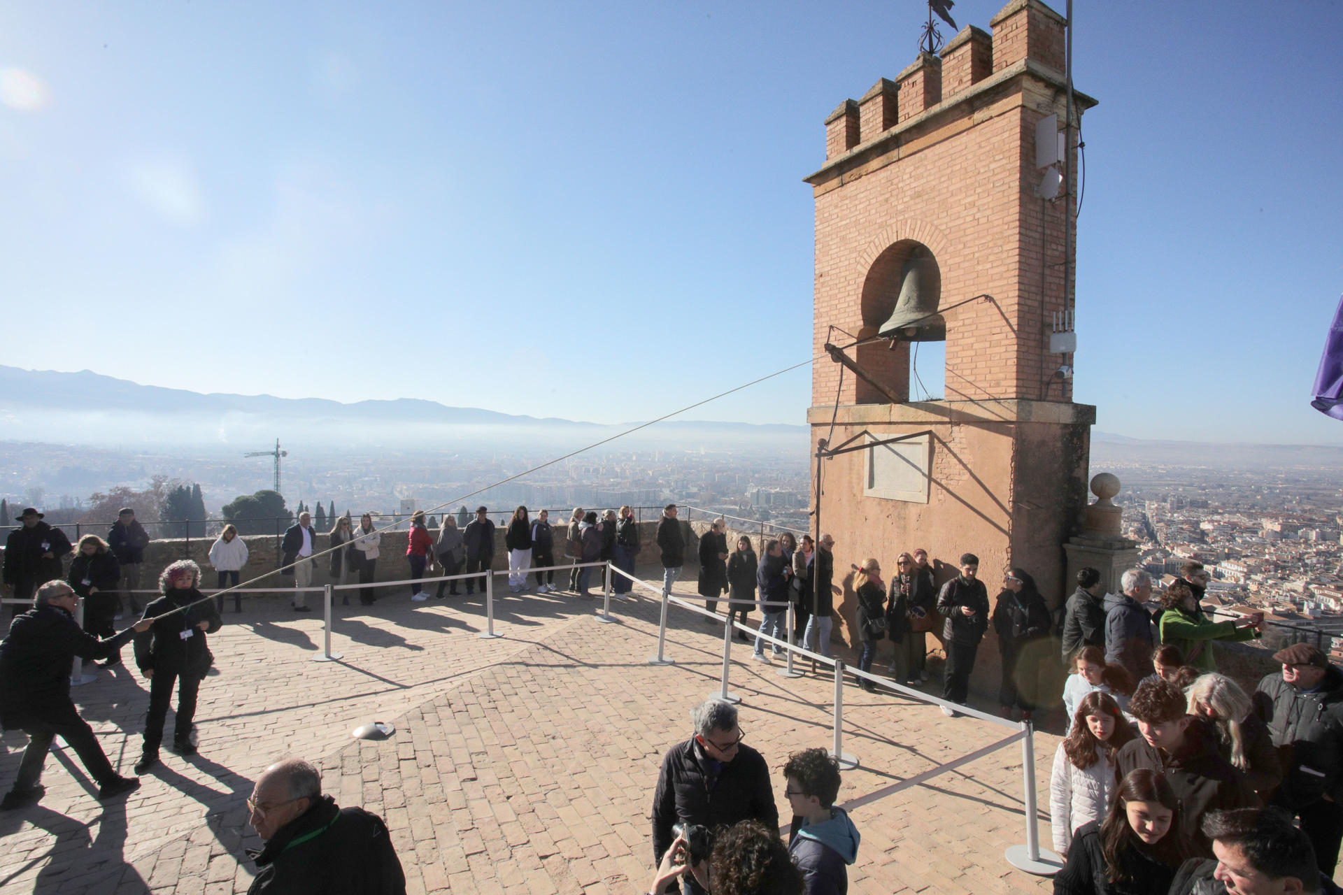 Turistas y granadinos hacen repicar como manda la tradición la campana de la Torre de la Vela en la Alhambra de Granada (Andalucía) cada dos de enero. EFE/ Pepe Torres
