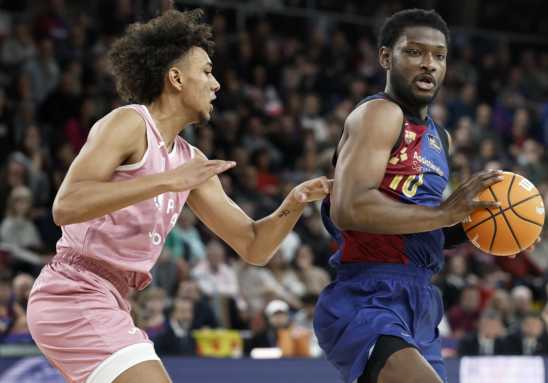 Metu (d), del FC Barcelona, controla la pelota ante Kraag (i), del Joventut de Badalona, durante el partido de la Liga Endesa jugado este domingo en el Palau Blaugrana de Barcelona. EFE/ Andreu Dalmau
