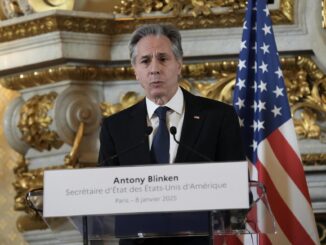 El secretario de Estado de EE. UU., Antony Blinken, pronuncia un discurso tras su reunión con el ministro de Relaciones Exteriores francés, Jean-Noel Barrot, en París, Francia. EFE/THIBAULT CAMUS