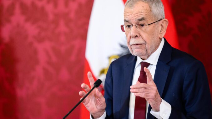 El presidente federal de Austria, Alexander van der Bellen, habla con la prensa después de una reunión del Partido Popular Austríaco (OeVP) tras el anuncio de la renuncia del canciller austríaco Nehammer, en Viena, Austria, el 5 de enero de 2025. El canciller austriaco Karl Nehammer anunció su renuncia tras el colapso de las negociaciones de coalición entre el Partido Popular Austríaco (OeVP) y el Partido Socialdemócrata (SPOe). (Viena) 
EFE/EPA/MAX SLOVENCIK
