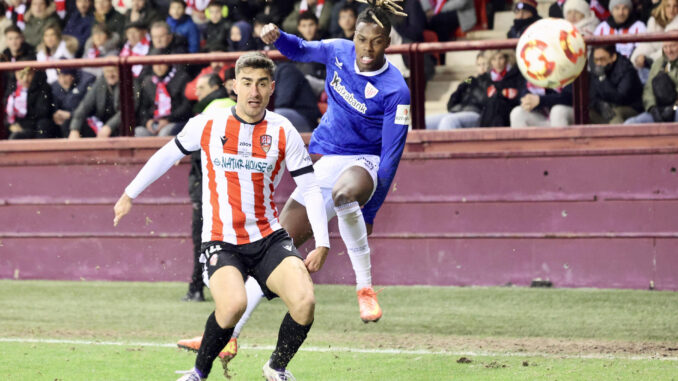 El delantero del Athletic Club, Nico Williams (d), disputa el balón ante el defensor del Logroñés durante el partido de dieciseisavos de Copa del Rey que disputaron en el Estadio Las Gaunas de Logroño. EFE/ Raquel Manzanares.
