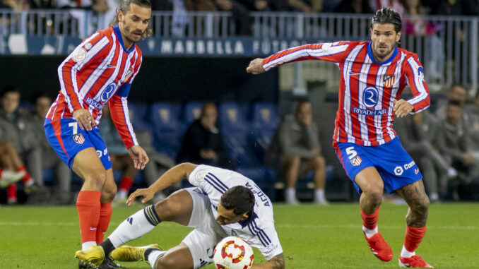 Griezmann y De Paul, en el partido de este sábado contra el Marbella. EFE/Álvaro Cabrera
