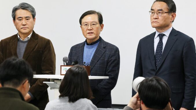 Yun Gap-keun (C), abogado del presidente surcoreano destituido, Yoon Suk Yeol, durante una conferencia de prensa en Seúl, el 8 de enero de 2025. EFE/EPA/YONHAP SOUTH KOREA OUT
