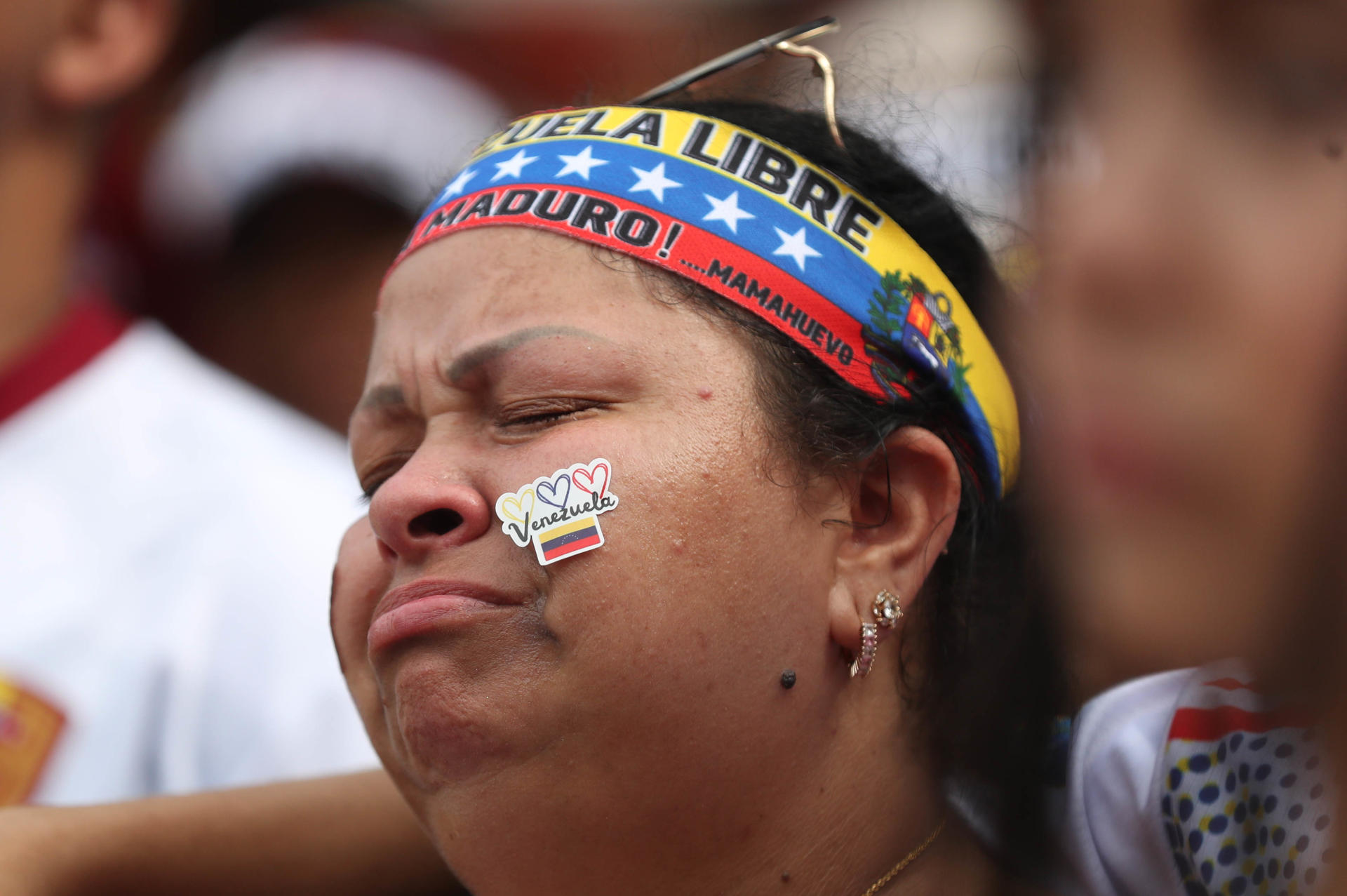 Una ciudadana venezolana asiste a una concentración este jueves, afuera de la embajada de Venezuela en Lima (Perú). EFE/ Paolo Aguilar
