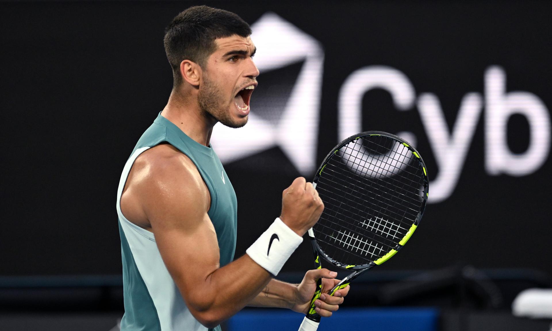 El tenista español Carlos Alcaraz celebra un punto durante su partido de la primera ronda contra el kazajo Alexander Shevchenko en el Abierto de Australia 2025 en Melbourne, Australia. EFE/EPA/LUKAS COCH
