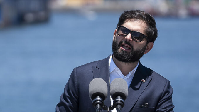 Fotografía de archivo del presidente de Chile, Gabriel Boric, durante una visita al buque rompehielos 'Almirante Viel' de la Armada chilena, en Valparaíso (Chile).EFE/ Adriana Thomasa
