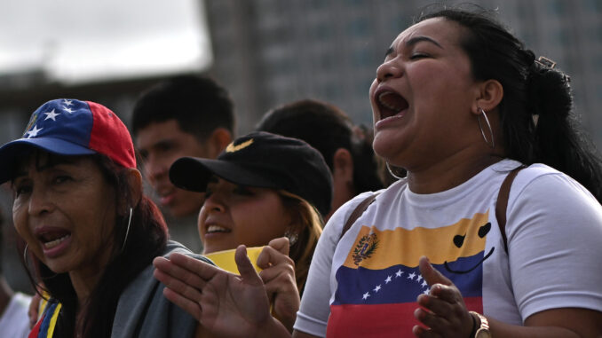 Una mujer grita consignas durante una manifestación en apoyo a la líder antichavista María Corina Machado y al líder opositor Edmundo González Urrutia este jueves, en la estación central de autobuses de Brasilia (Brasil). EFE/Andre Borges
