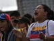 Una mujer grita consignas durante una manifestación en apoyo a la líder antichavista María Corina Machado y al líder opositor Edmundo González Urrutia este jueves, en la estación central de autobuses de Brasilia (Brasil). EFE/Andre Borges