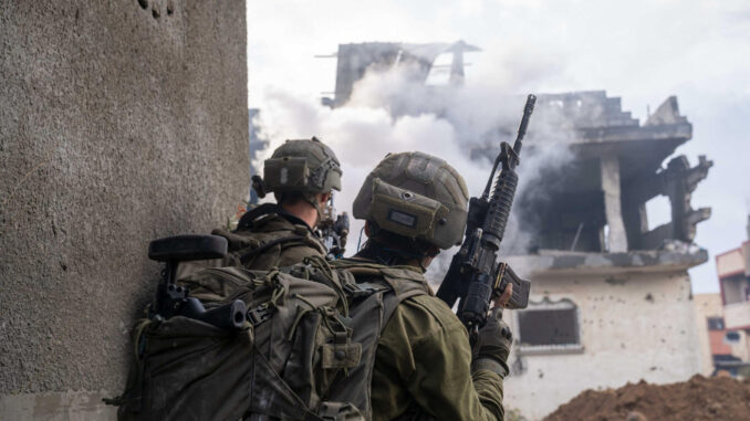 Vista de tropas israelíes durante sus operaciones en la zona de Beit Hanoun en la Franja de Gaza el 12 de enero de 2025. EFE/Ejército de Israel
