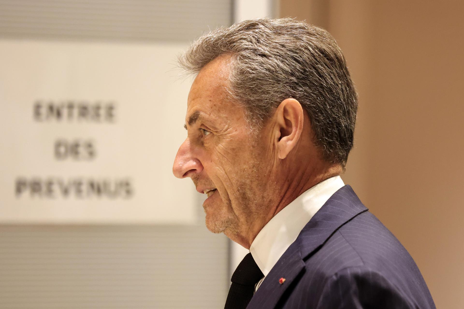 El ex presidente francés Nicolas Sarkozy llega al tribunal en París, Francia, el 06 de enero de 2025. El ex presidente francés Nicolas Sarkozy y otras doce personas, incluidos tres ex ministros, se encuentran en juicio por conspiración criminal para recibir fondos para la campaña presidencial de 2007 del régimen del fallecido líder libio Muammar Gaddafi. Nicolas Sarkozy ya ha sido condenado en dos ocasiones, en dos casos separados, desde que dejó el cargo en 2012. El juicio durará hasta el 10 de abril. (France, Libya) EFE/EPA/Teresa Suarez
