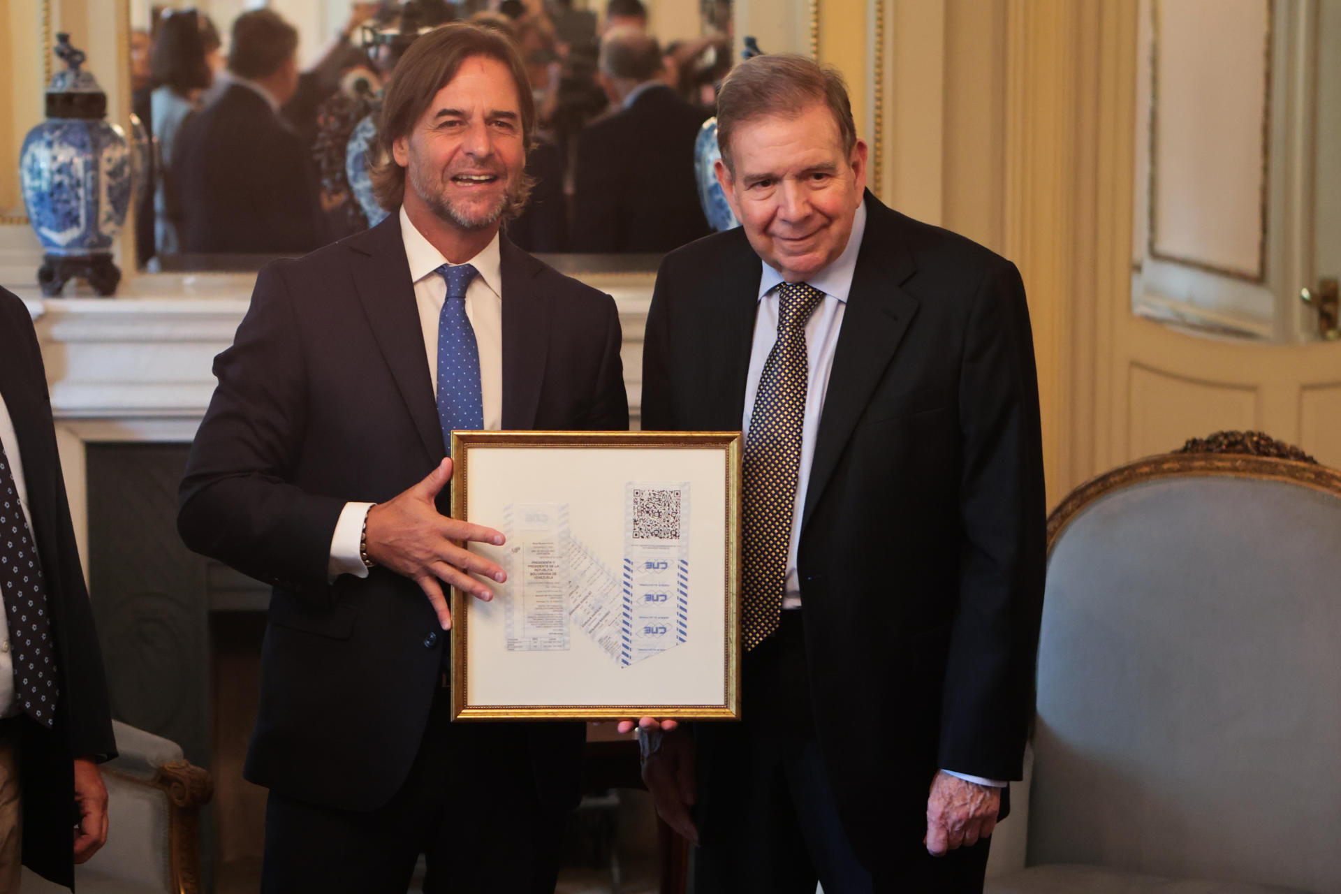 El presidente de Uruguay, Luis Lacalle Pou (i), posa junto al líder opositor venezolano Edmundo González Urrutia (d) este sábado en Montevideo (Uruguay). EFE/ Gaston Britos
