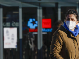 Una mujer con mascarilla sale del Hospital de La Paz de Madrid. EFE/ JJ.Guillén