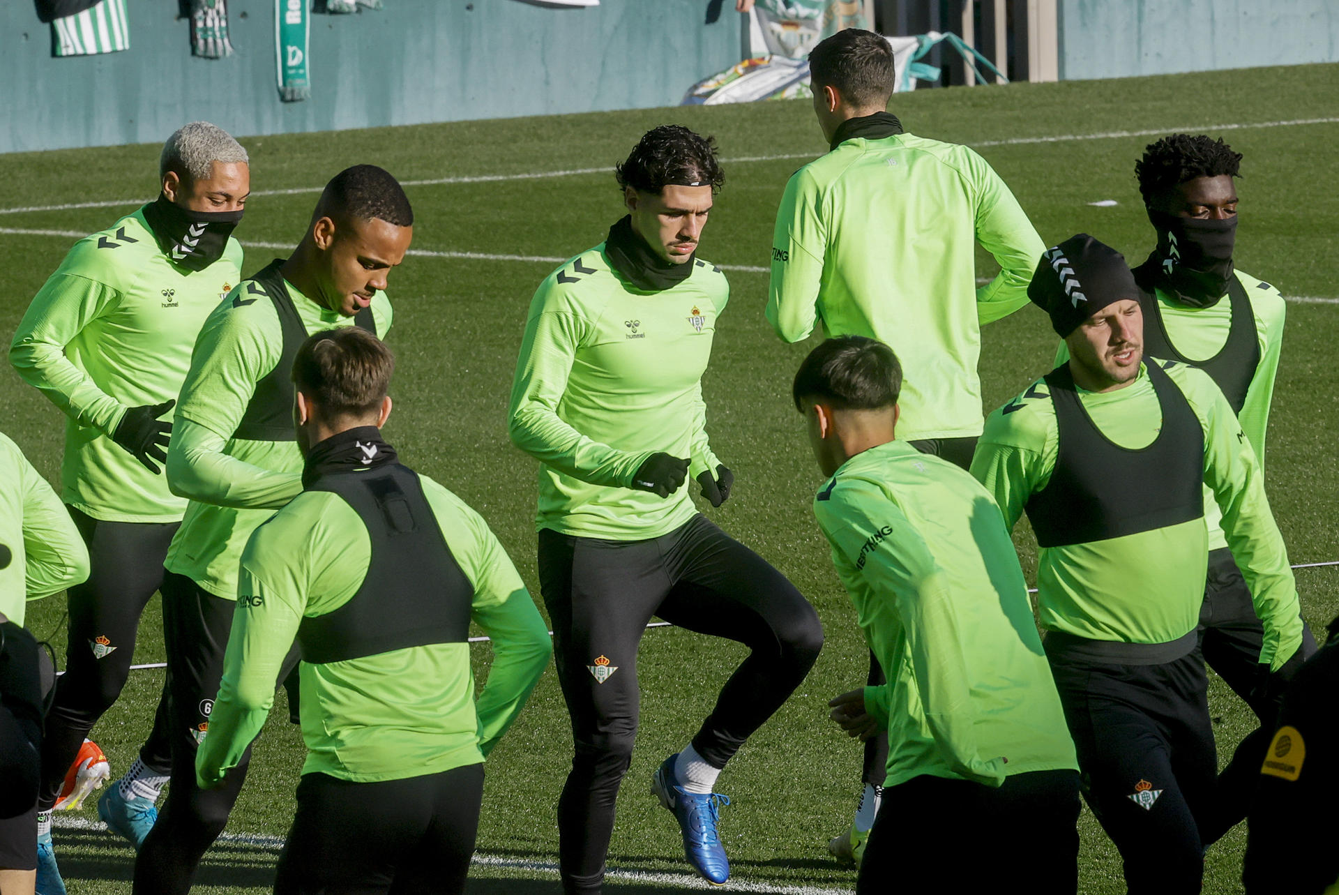 Los jugadores del Betis, durante el entrenamiento que el equipo realiza este jueves en una jornada de puertas abiertas en el estadio Benito Villamarín. EFE/ Jose Manuel Vidal
