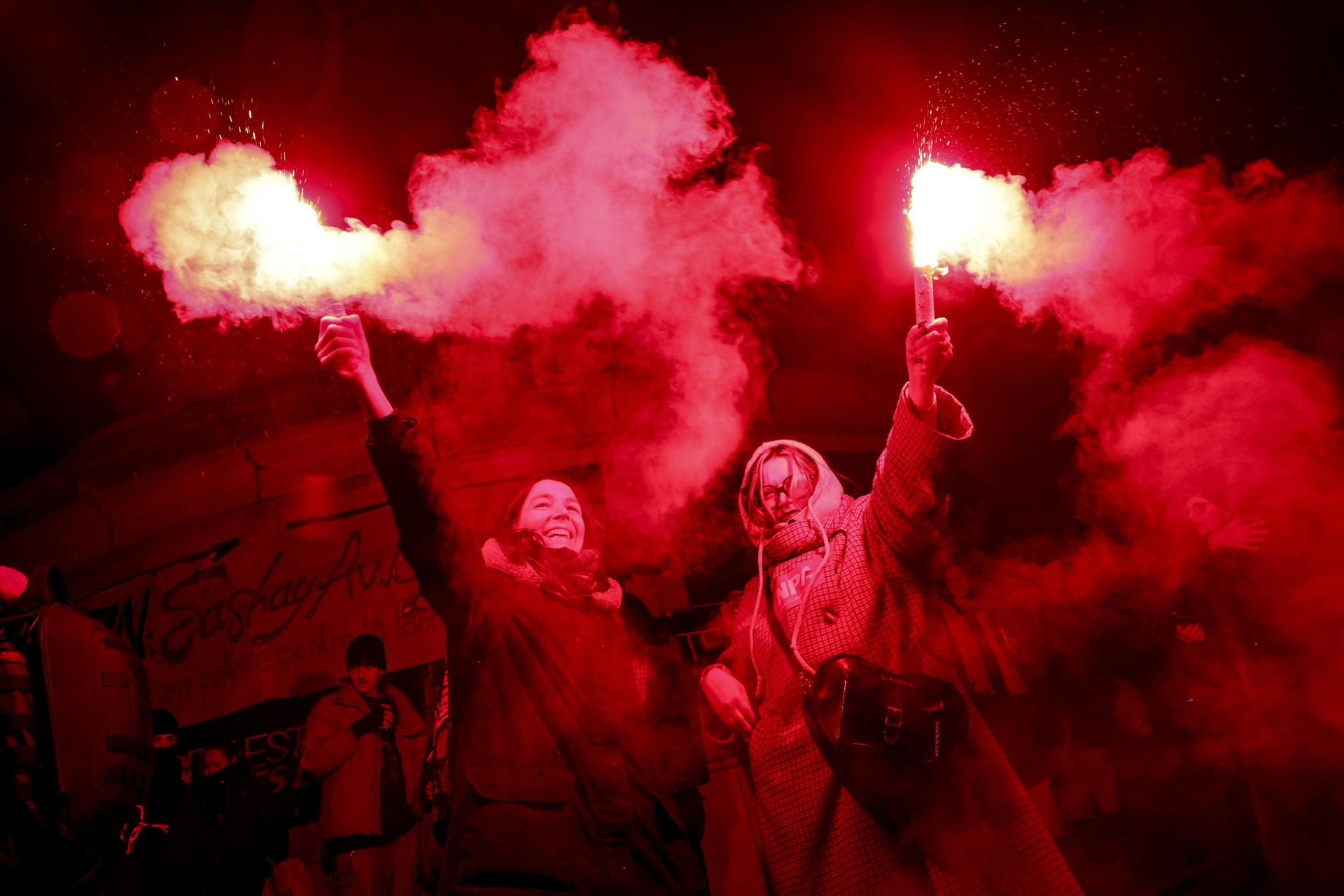 Mujeres encienden bengalas durante una reunión en la Place de la République en París, Francia, el 07 de enero de 2025, para celebrar la muerte de Jean-Marie Le Pen, el exlíder del Front National. El político francés Le Pen falleció el 07 de enero de 2025, a la edad de 96 años. (France) EFE/EPA/TERESA SUAREZ
