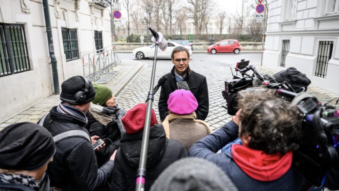 El político austriaco Markus Wallner (C), gobernador de Vorarlberg, anuncia la dimisión de Karl Nehammer como líder del Partido Popular de Austria (ÖVP) EFE/EPA/MAX SLOVENCIK
