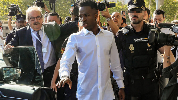 Foto de archivo del delantero brasileño del Real Madrid Vinicius Jr a su salida de los juzgados de Plaza de Castilla en Madrid. EFE/ Fernando Alvarado
