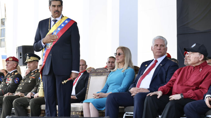 Fotografía cedida por la Presidencia de Cuba del líder chavista Nicolás Maduro (i), su esposa Cilia Flores (c), el presidente de Cuba, Miguel Díaz-Canel (2-d) y su homólogo de Nicaragua, Daniel Ortega, en un acto este viernes 10 de enero, en Caracas (Venezuela). EFE/ Alejandro Azcuy / Presidencia de Cuba
