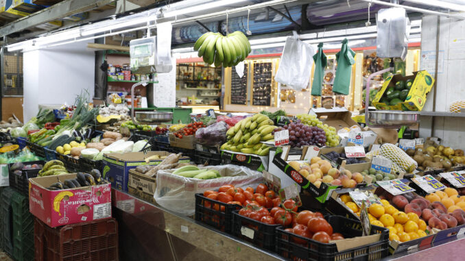 Un puesto de verduras y frutas en un mercado de Madrid. EFE/ J.P.Gandul
