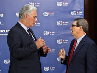 Fotografía de archivo del presidente de Cuba Miguel Diaz-Canel (d) y el canciller cubano Bruno Rodriguez durante la inauguración de la cumbre del G77+China, en La Habana (Cuba). EFE/ Ernesto Mastrascusa