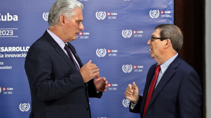 Fotografía de archivo del presidente de Cuba Miguel Diaz-Canel (d) y el canciller cubano Bruno Rodriguez durante la inauguración de la cumbre del G77+China, en La Habana (Cuba). EFE/ Ernesto Mastrascusa
