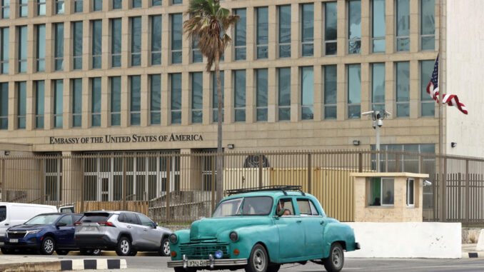 Un auto clásico de fabricación norteamericana, pasa frente a la embajada de Estados Unidos este miércoles, en La Habana (Cuba). EFE/ Ernesto Mastrascusa
