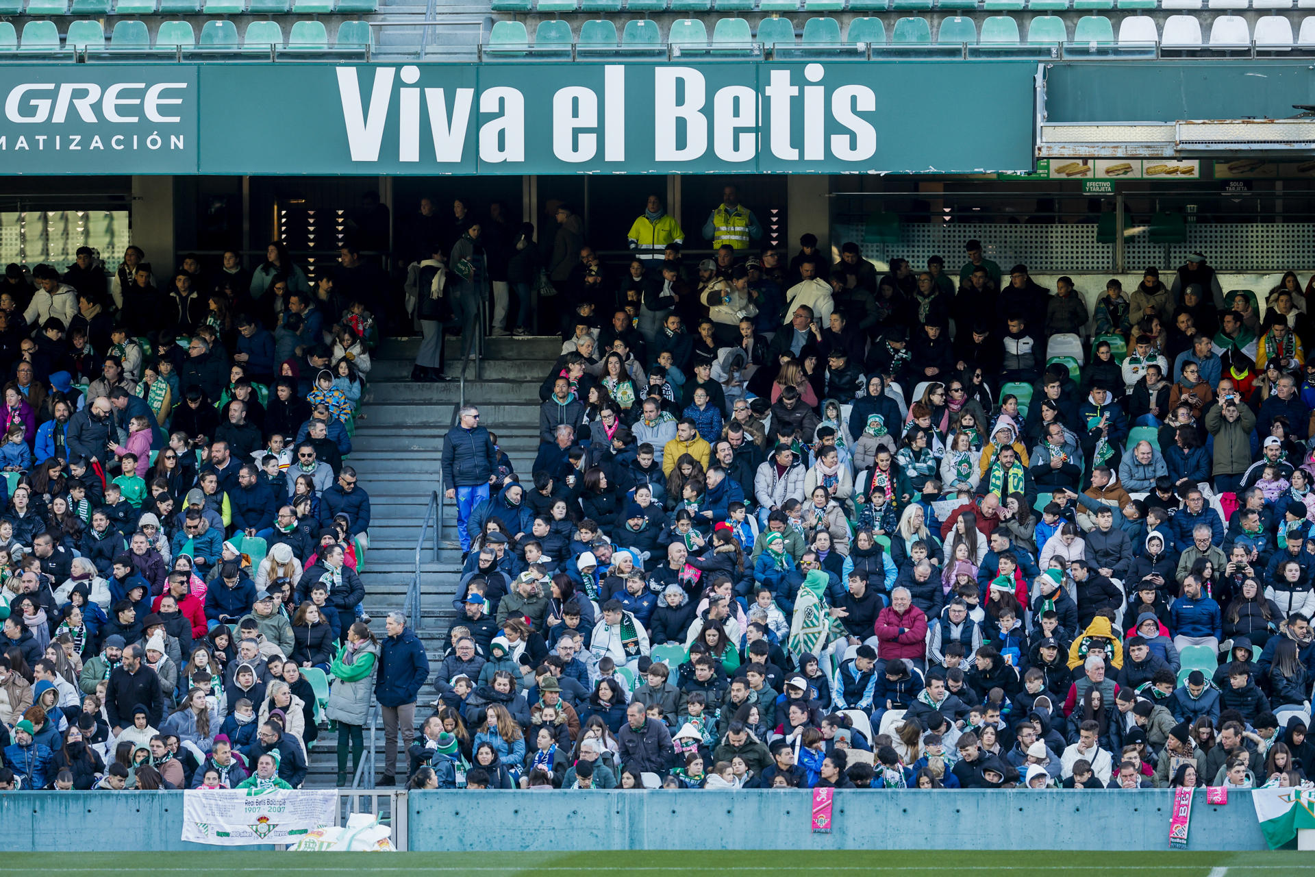 Asistentes al el entrenamiento que el Betis realiza este jueves en una jornada de puertas abiertas en el estadio Benito Villamarín. EFE/ Jose Manuel Vidal
