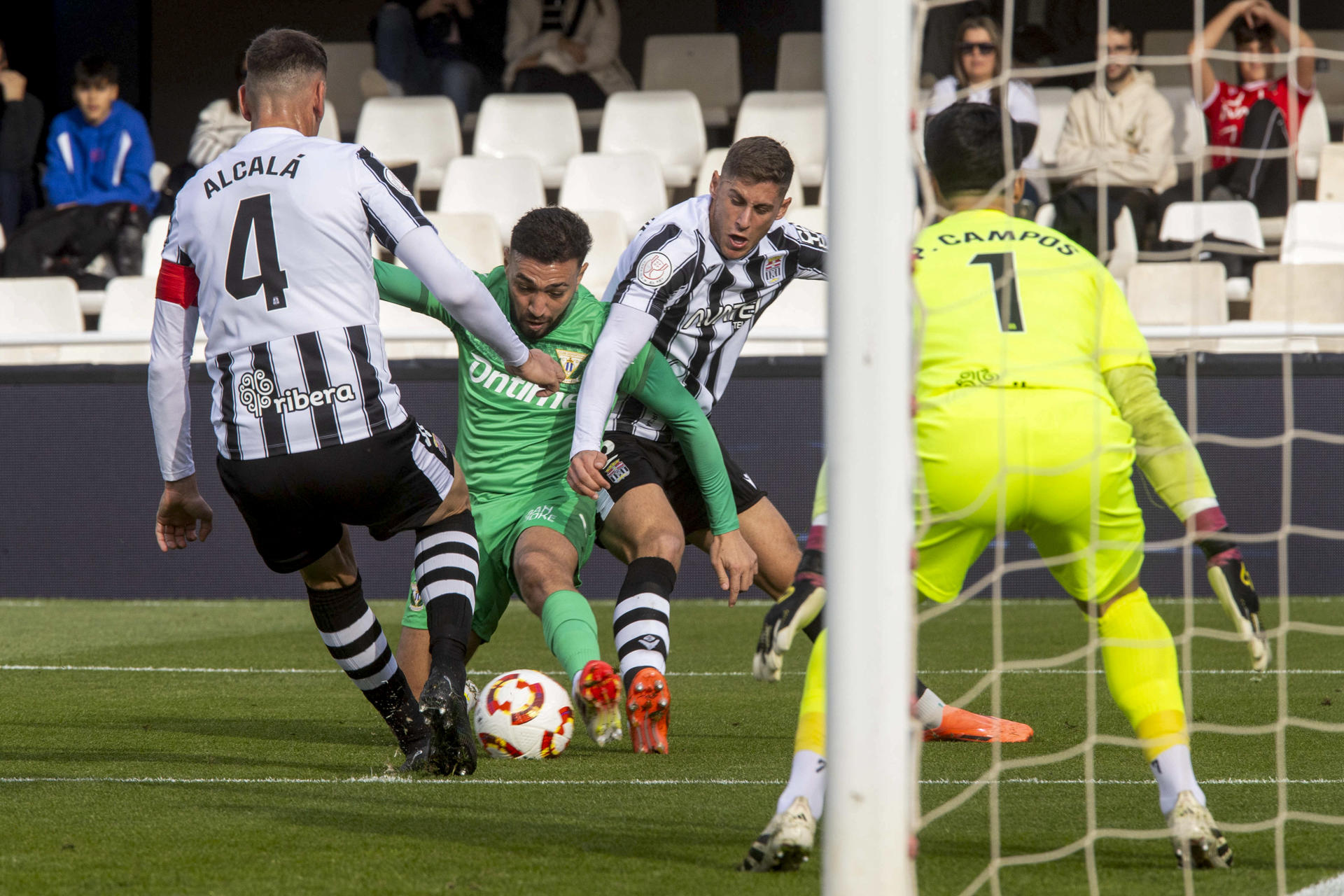 El jugador del C.D Leganés Munir (2i) lucha por el balón ante el jugador F.C. Cartagena Jorge More (2d), durante el partido correspondiente a los dieciseisavos de final de la Copa del Rey, que están disputando este domingo en el estadio Cartagonova en Cartagena (Murcia). EFE/Marcial Guillén
