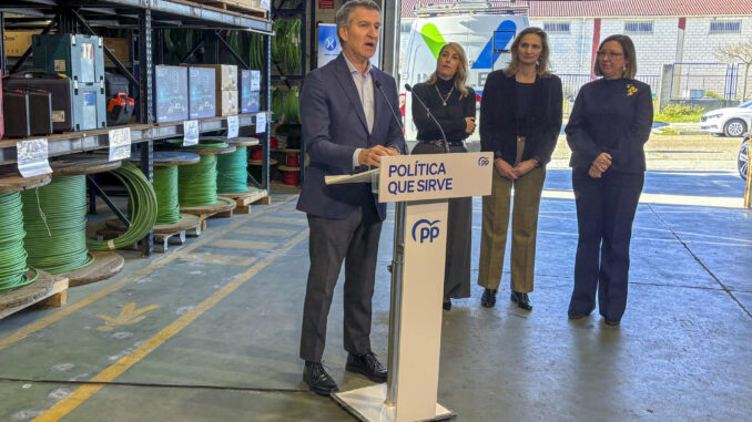 CÁCERES, 16/01/2025.- El presidente del Partido Popular, Alberto Núñez Feijóo, interviene tras su visita junto a la presidenta de la Junta de Extremadura y líder de los populares extremeños, María Guardiola, a las instalaciones de la empresa energética Incalexa en Cáceres. EFE/ Eduardo Villanueva
