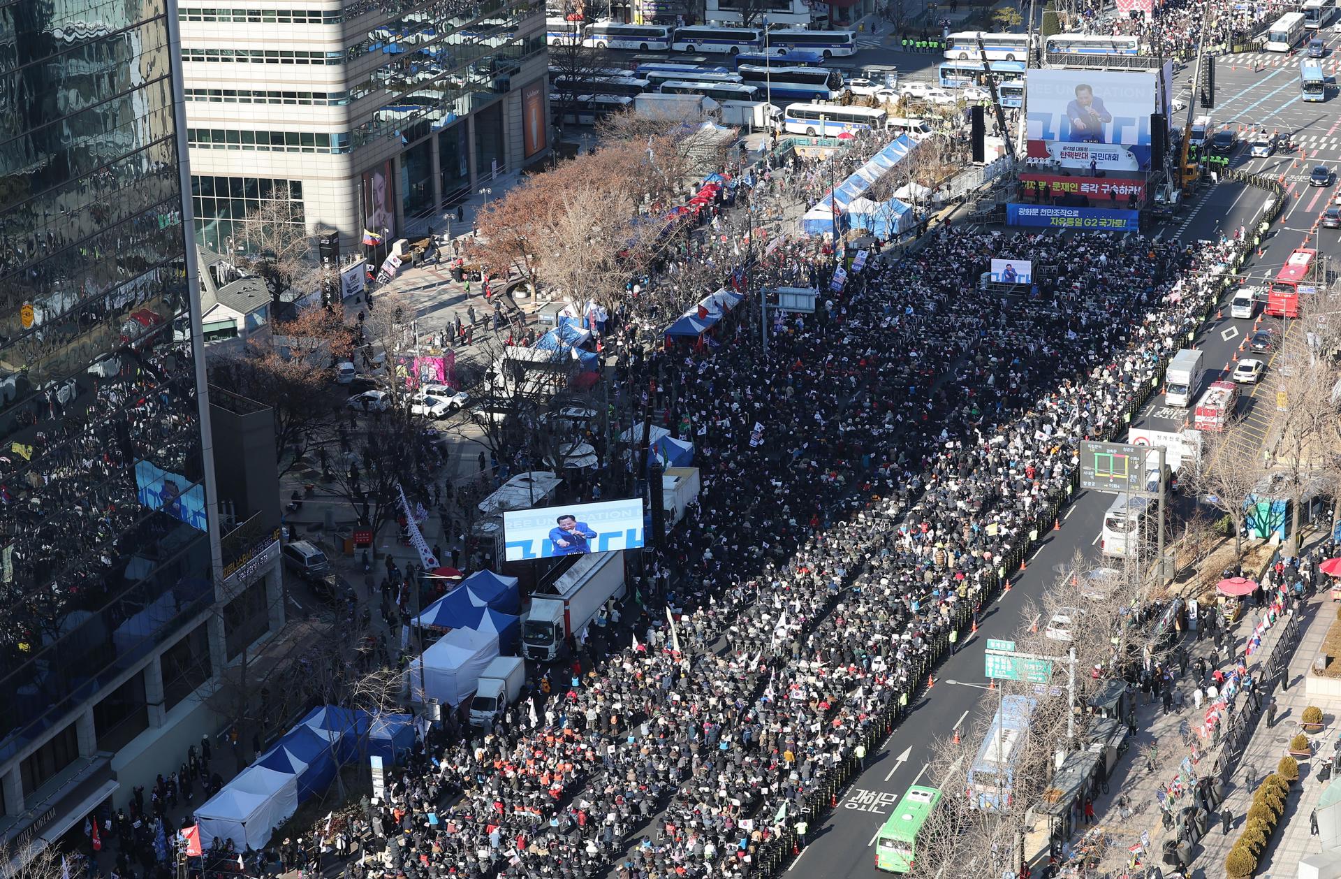 Grupos cívicos conservadores celebran una manifestación contra el juicio político del presidente Yoon Suk-yeol cerca de la Plaza Gwanghwamun en el centro de Seúl, Corea del Sur, 4 de enero de 2025.EFE/EPA/YONHAP SOUTH KOREA OUT
