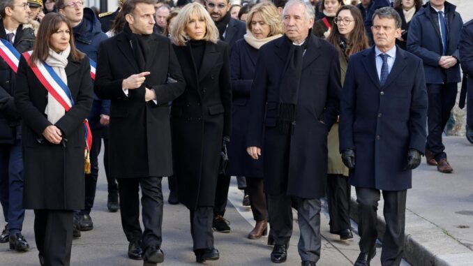 El presidente de Francia, Emmanuel Macron, y la alcaldesa de París, Anne Hidalgo, encabezaron una ceremonia en la pequeña calle Nicolas Appert, donde una placa en la fachada de la antigua sede de Charlie Hebdo. EFE/EPA/LUDOVIC MARIN / POOL MAXPPP OUT
