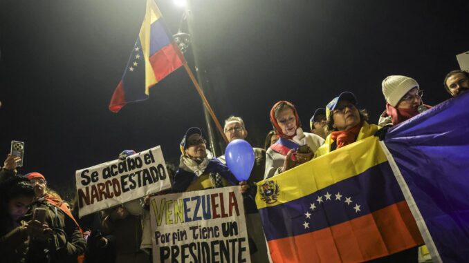 Miembros de la diáspora venezolana portan banderas y carteles durante una manifestación por la democracia en Venezuela, en la Plaza de la Bastilla en París, Francia, el 9 de enero de 2025.EFE/EPA/Teresa Suarez
