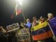 Miembros de la diáspora venezolana portan banderas y carteles durante una manifestación por la democracia en Venezuela, en la Plaza de la Bastilla en París, Francia, el 9 de enero de 2025.EFE/EPA/Teresa Suarez