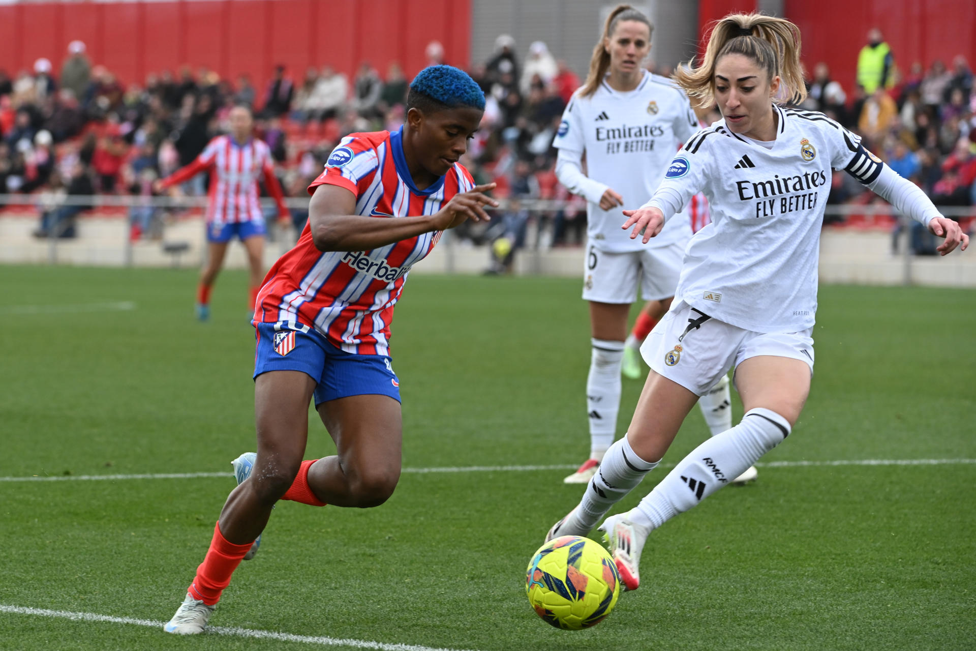 La delantera del Atlético de Madrid Ajibade (i), en acción ante Olga Carmona (d), del Real Madrid, durante el partido de la Liga F disputado en el Centro Deportivo Alcalá de Henares. EFE/Fernando Villar
