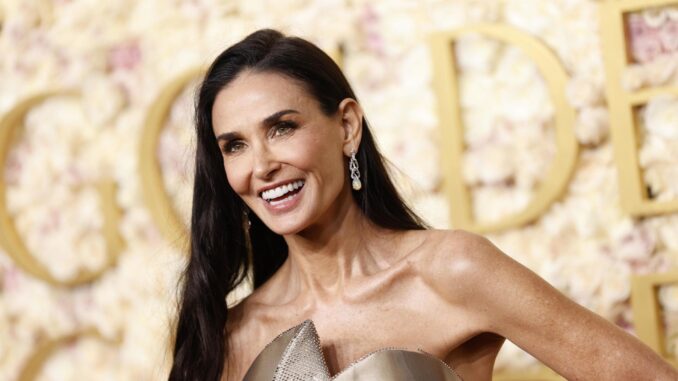 La actriz Demi Moore llega a la 82 edición de los Globo de Oro en Beverly Hills, California, EE.UU. EFE/CAROLINE BREHMAN
