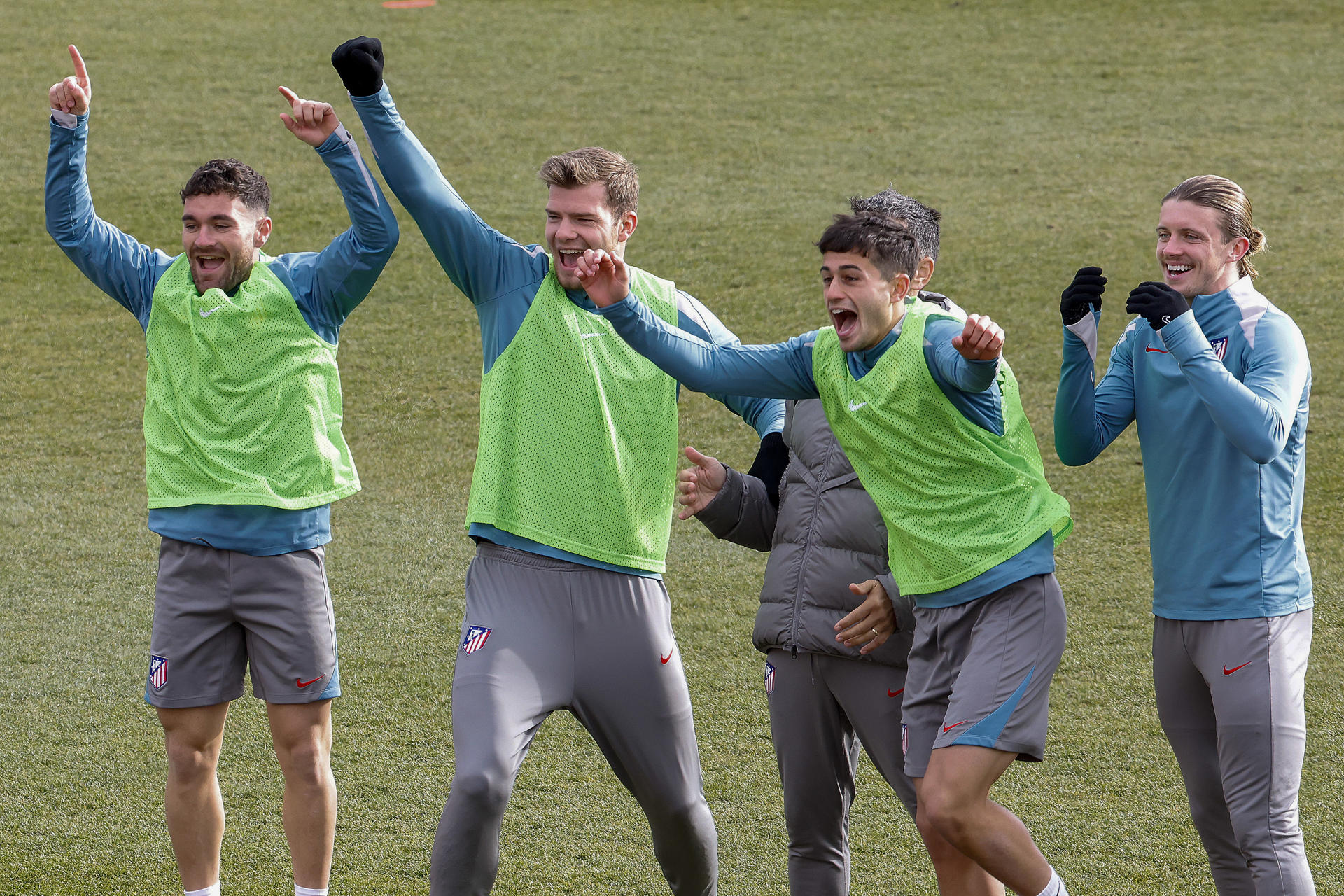 Javi Galán, Sorloth y Gallagher, durante el entrenamiento de este viernes.-EFE/ J.P. Gandul
