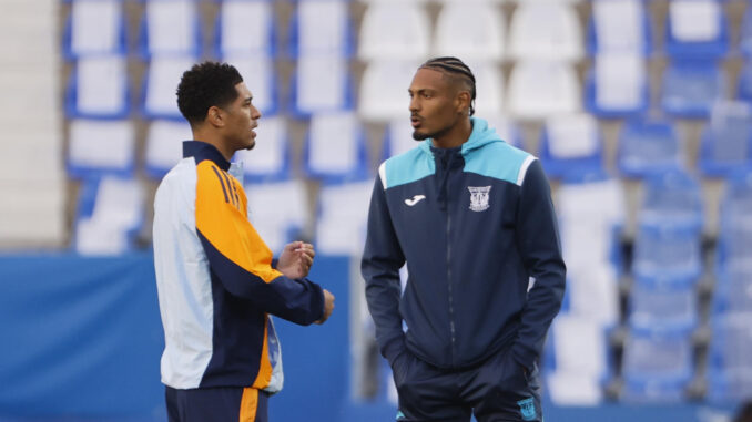 El centrocampista del Real Madrid, Jude Bellingham y el jugador del Leganés Sebastian Haller en foto de archivo de Sergio Perez. EFE
