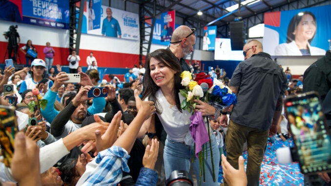 La candidata a la presidencia de Ecuador por el movimiento Revolución Ciudadana, Luisa González, saluda a sus simpatizantes durante un acto de campaña este domingo, en Quito (Ecuador). EFE/ Vicente Costales
