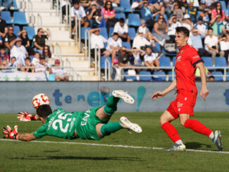 5.- El delantero del Osasuna Budimir (d) dispara a portería ante el portero del CD Tenerife Edgar Badía durante el partido de dieciseisavos de final de la Copa del Rey de fútbol que se disputó este sábado en el estadio Heliodoro Rodríguez López de Santa Cruz de Tenerife.EFE/Ramón de la Rocha