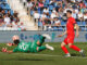 5.- El delantero del Osasuna Budimir (d) dispara a portería ante el portero del CD Tenerife Edgar Badía durante el partido de dieciseisavos de final de la Copa del Rey de fútbol que se disputó este sábado en el estadio Heliodoro Rodríguez López de Santa Cruz de Tenerife.EFE/Ramón de la Rocha