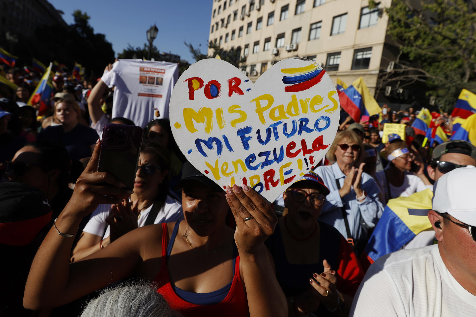 Una persona sostiene un cartel durante una manifestación este jueves, en Santiago (Chile). EFE/ Elvis González
