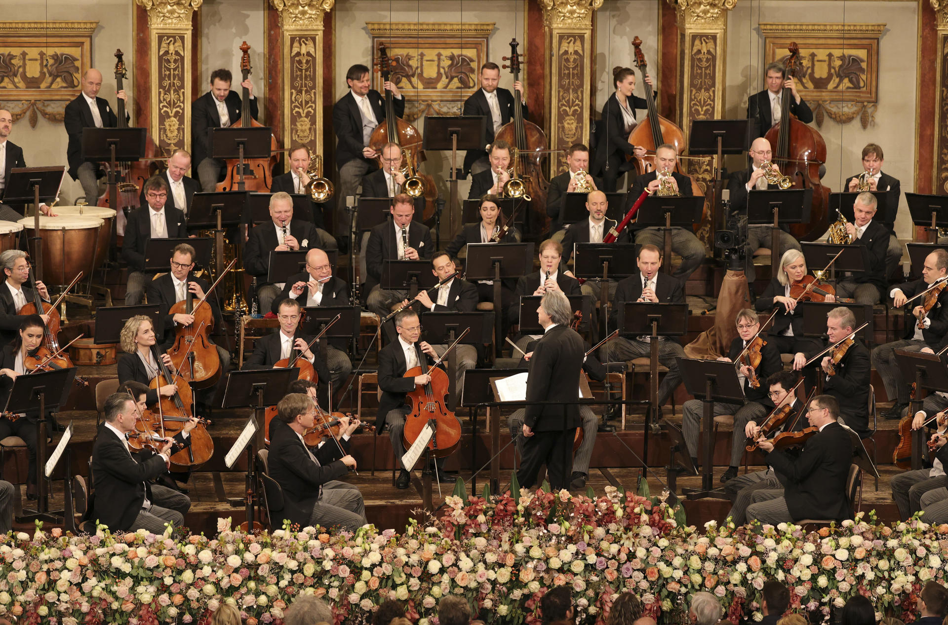 El director de orquesta Riccardo Mutti (c) durante el Concierto de Año Nuevo de la Filarmónica de Viena este miércoles. El concierto de 2025 incluye por primera vez una pieza compuesta por una mujer, la austríaca Constanze Geiger. 
EFE/ Dieter Nagl/Filarmónica de Viena SOLO USO EDITORIAL/SOLO DISPONIBLE PARA ILUSTRAR LA NOTICIA QUE ACOMPAÑA (CRÉDITO OBLIGATORIO)
