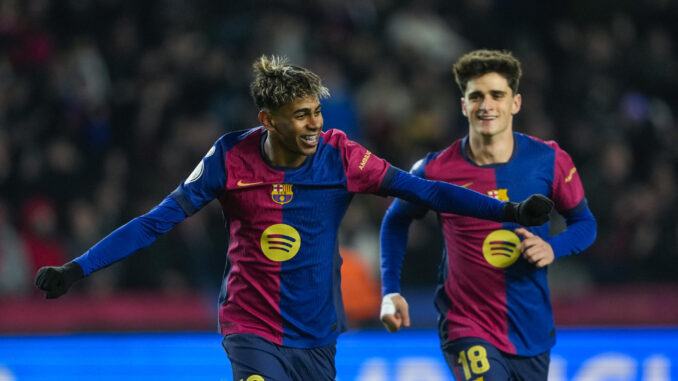 El delantero del Barcelona Lamine Yamal (i) celebra tras marcar el quinto gol ante el Betis, durante el partido de los octavos de final de la Copa del Rey que FC Barcelona y Real Betis disputaron en el Estadio Olímpico Lluis Companys. EFE/Alejandro García
