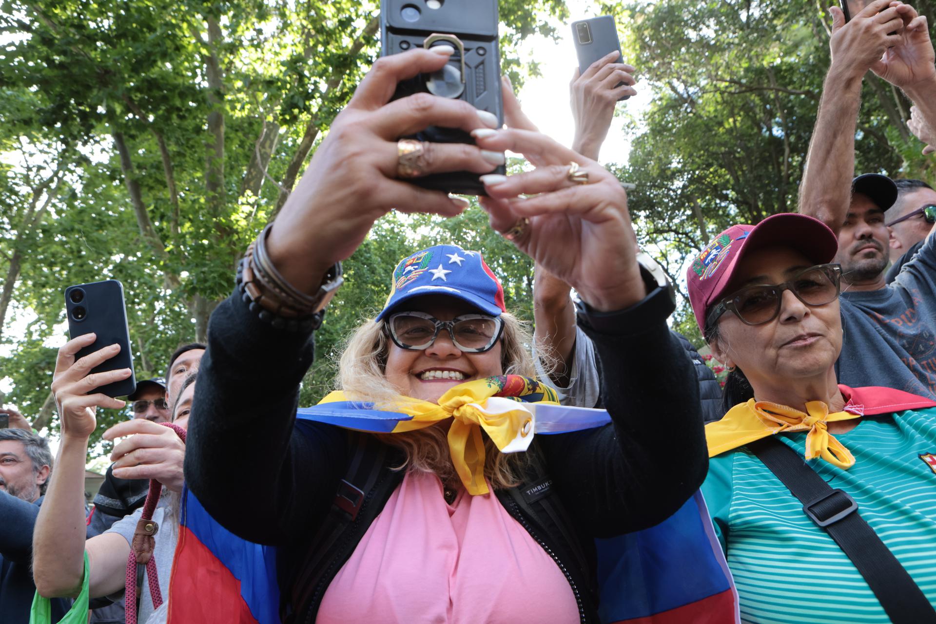 Simpatizantes del líder opositor venezolano Edmundo González Urrutia toman imágenes este sábado, en Montevideo (Uruguay). EFE/ Gastón Britos
