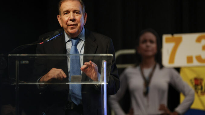 El líder opositor venezolano Edmundo González Urrutia saluda a simpatizantes luego de una concentración de apoyo este miércoles, en el Centro de Convenciones Atlántico Pacífico en la Ciudad de Panamá (Panamá). EFE/ Bienvenido Velasco
