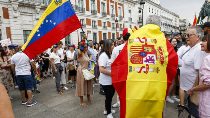 Asistentes a la manifestación convocada por la oposición venezolana un día después de las elecciones en el país. EFE/ J.P.Gandul
